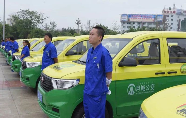 西昌市首批23臺鄉村客運車輛投入運營